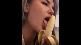 คลิปหลุดOnlyfans ฝ้าย แค่กินกล้วยยังเซ็กซี่ขนาดนี้ สาวสวยคนดัง กับอีกหลายคลิปเสียว Iamfaii