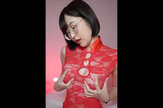 คลิปโป๊Onlyfans น้องกวาง มีโชว์ความเซ็กซี่ ชุดแดงงามๆ นมสวยๆครับ Deerlong